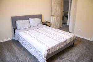 Little ElmSpacious 6 bedroom Home - Gym - Office - Games - Near PGA Frisco & Universal kids的卧室里有一张大床，床铺是白色的