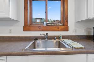 Kuchyň nebo kuchyňský kout v ubytování The Loose Moose Lodge #4 At Downtown Grand Lake + 22 fotografií