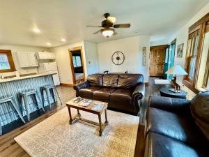 グランドレイクにあるThe Loose Moose Lodge #5 At Downtown Grand Lakeの革張りのソファとテーブルのあるリビングルーム