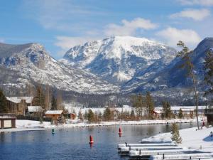 グランドレイクにあるThe Loose Moose Lodge #5 At Downtown Grand Lakeの赤い松ぼっくりのある湖のある雪に覆われた山