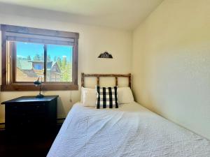 グランドレイクにあるThe Loose Moose Lodge #5 At Downtown Grand Lakeのベッドと窓のある寝室