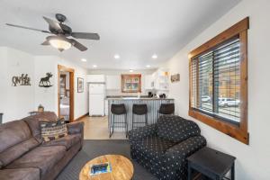 Kuchyň nebo kuchyňský kout v ubytování The Loose Moose Lodge #6 At Downtown Grand Lake