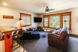 TV a/nebo společenská místnost v ubytování The Loose Moose Lodge #6 At Downtown Grand Lake