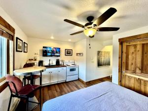 Televiisor ja/või meelelahutuskeskus majutusasutuses The Loose Moose Lodge #8 At Downtown Grand Lake