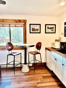 Köök või kööginurk majutusasutuses The Loose Moose Lodge #8 At Downtown Grand Lake