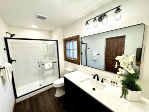 Koupelna v ubytování The Loose Moose Cabin #11 At Downtown Grand Lake + 13 fotografií