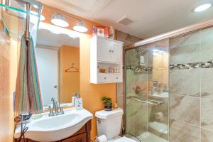 Ένα μπάνιο στο Steps to Shore Condo with Pool Access in Galveston! +17 φωτογραφίες