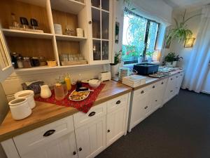 シュチルクにあるSasanka przy Gondoliの広いキッチン(白いキャビネット、カウンタートップ付)