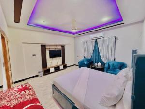 Postel nebo postele na pokoji v ubytování The Cozy Couple Villa DHA