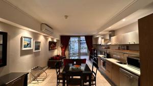 Una cocina con una mesa y algunas sillas. en Luxury Waterfront Studio with Canal Views, en Ciudad del Cabo