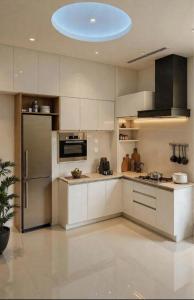 uma cozinha com armários brancos e um tecto azul em Exclusive Seasonal House for COP 30 Luxury for groups of 6 people em Belém