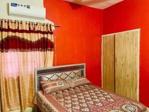 Postel nebo postele na pokoji v ubytování The Cozy Couple Villa DHA + 9 fotografií