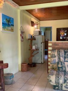 ル・ヴォクランにあるLA MAISON BLEUE ECO-TOURISMEのソファと冷蔵庫のあるリビングルーム +64枚の写真