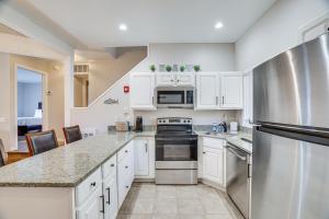 Η κουζίνα ή μικρή κουζίνα στο Steps to Lake Tanglwood Tranquil Wooded Retreat