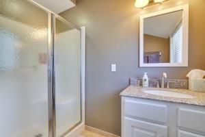 Ένα μπάνιο στο Steps to Lake Tanglwood Tranquil Wooded Retreat +21 φωτογραφίες