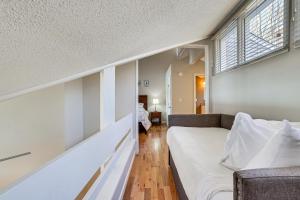 Ένα ή περισσότερα κρεβάτια σε δωμάτιο στο Steps to Lake Tanglwood Tranquil Wooded Retreat