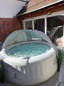 Fotografie z fotogalerie ubytování Sky Harmony Penthouse mit Wasserbett, Jacuzzi und Grill v destinaci Villingen-Schwenningen