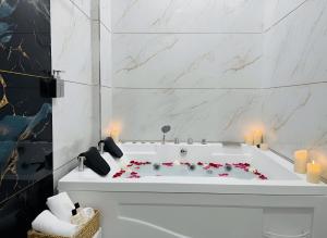 KhātuにあるKnight Oasisのバスルーム(花の咲くバスタブ付) +29枚の写真