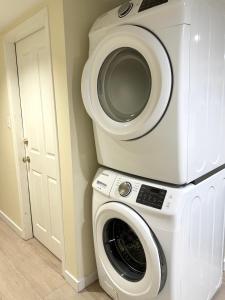 een wasmachine bovenop een wasmachine bij 2BR Trafalgar Retreat near UBC & Pacific Spirit in Vancouver +51 foto's