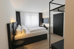 Postel nebo postele na pokoji v ubytování DORMERO Hotel Weimar
