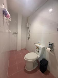 パトンビーチにあるCha Cha Guesthouseのバスルーム(白いトイレ、シャワー付) +71枚の写真