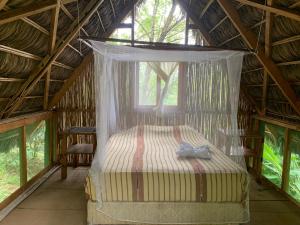 Ένα ή περισσότερα κρεβάτια σε δωμάτιο στο Tuqtuquilal - Cacao & Regenerative Center