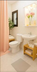 een badkamer met toilet en wastafel bij Arguinegin 2 Bedroom Apartment Ocean View in Arguineguín