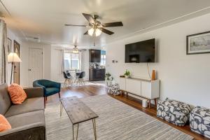 Una sala de estar con un sofá y un televisor. en Prime Belmar Access! Updated Unit with Office and Yard, en Lakewood