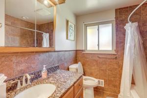 un baño con lavabo e inodoro en Prime Belmar Access! Updated Unit with Office and Yard, en Lakewood 18 fotos más