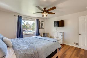 Un dormitorio con una cama y un ventilador de techo. en Prime Belmar Access! Updated Unit with Office and Yard, en Lakewood