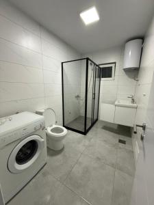 Ένα μπάνιο στο Tara Apartments