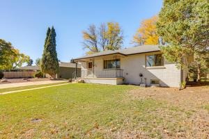 una casa con césped delante en Prime Belmar Access! Updated Unit with Office and Yard, en Lakewood