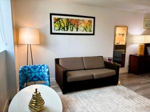 un salon avec un canapé et une table dans l'établissement Melrose Luxe Retreat near The Grove, à Los Angeles