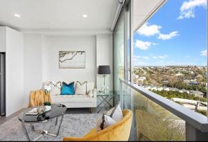 una sala de estar con un sofá y una mesa en CBD luxury Apartments Union green with sea view, en Auckland 5 fotos más