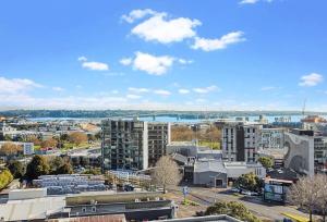 une vue aérienne d'une ville avec des bâtiments dans l'établissement CBD luxury Apartments Union green with Skytower View, à Auckland