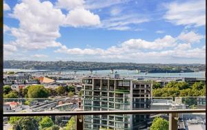 una vista de una ciudad desde un balcón en CBD luxury Apartments Union green with sea view, en Auckland