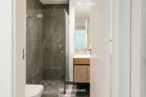 une salle de bain avec une douche, des toilettes et un lavabo dans l'établissement The Streams-404, au Cap