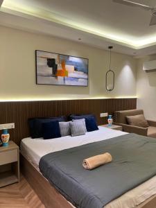 a bedroom with a large bed and a couch at Elite Stay near Expo Mart Delta 1 metro in Greater Noida