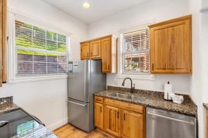 een keuken met houten kasten en een roestvrijstalen koelkast bij Always 80 and Sunny - Silver Dollar City in Branson