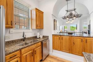 een keuken met houten kasten en een spoelbak bij Always 80 and Sunny - Silver Dollar City in Branson