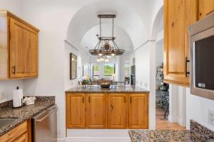 een keuken met houten kasten en een kroonluchter bij Always 80 and Sunny - Silver Dollar City in Branson