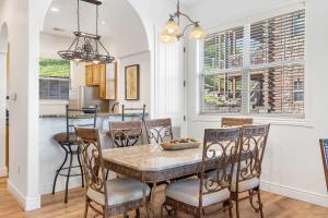 een keuken en eetkamer met een tafel en stoelen bij Always 80 and Sunny - Silver Dollar City in Branson +16 foto's