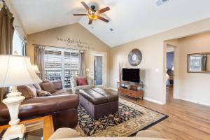 TV a/nebo společenská místnost v ubytování The Hogue Penthouse - Unwind and Relax