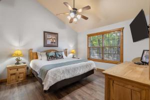 a bedroom with a bed and a ceiling fan at Grey Moose Lodge with Amenities Access in Branson West