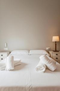 Postel nebo postele na pokoji v ubytování Night In Sevilla Castilleja