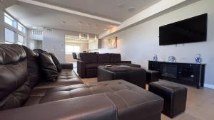 ein Wohnzimmer mit Couch und Flachbildfernseher in der Unterkunft Family apartments in hollywood in Los Angeles