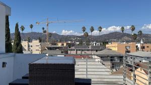 ein Blick auf eine Stadt mit Gebäuden und einem Kran in der Unterkunft Family apartments in hollywood in Los Angeles