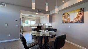 ein Esszimmer mit Tisch und Stühlen in der Unterkunft Family apartments in hollywood in Los Angeles