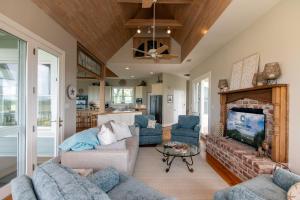 uma sala de estar com um sofá e uma lareira em Tequila Sunset em Edisto Island