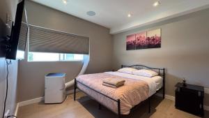 ein kleines Schlafzimmer mit einem Bett und einem Fenster in der Unterkunft Family apartments in hollywood in Los Angeles